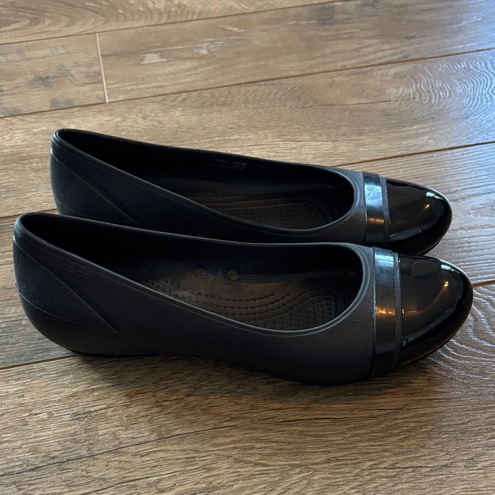 Crocs Brynn Women's 8 Black Patent Cap Toe Ballet Flats Casual EUC